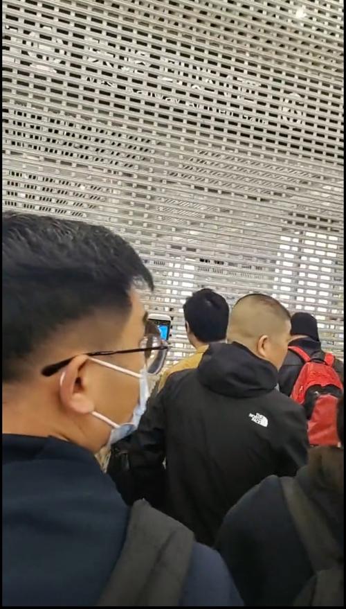 高铁到站了，出站卷闸门却紧闭南京南站回应卷闸门故障没有电
