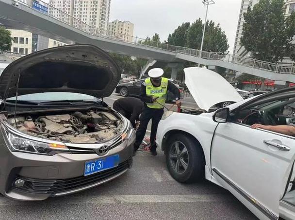 轿车亏电半路罢工过路民警伸出援手