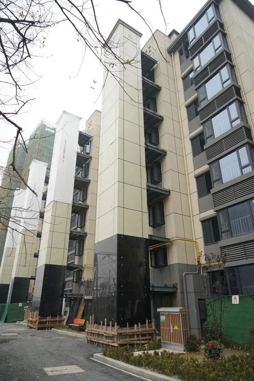 蓬莱首个蔚蓝彼岸小区成片加装电梯
