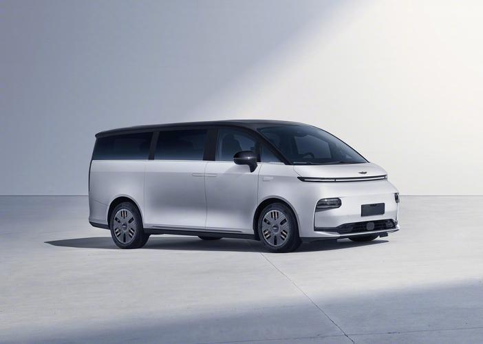 吉利LEVCTX5发布，提供纯电和增程式动力单元，定位家用7座MPV
