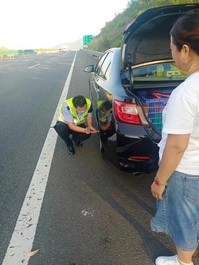 小车高速遇故障惠州交警暖心相助解困境