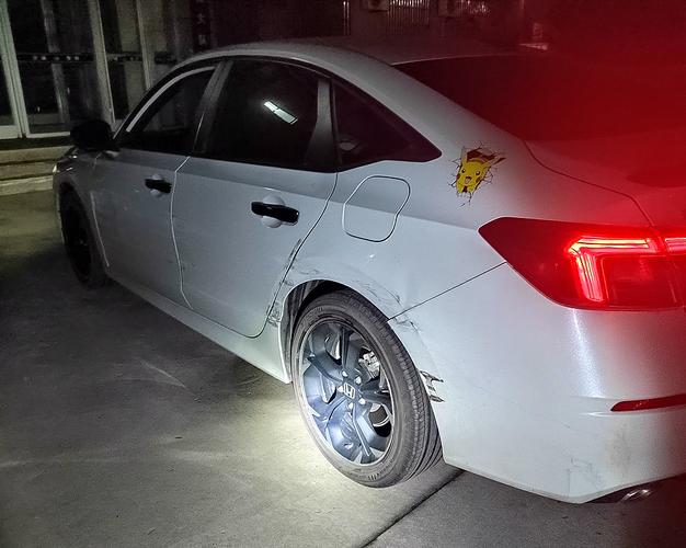 低头捡手机撞上故障车
