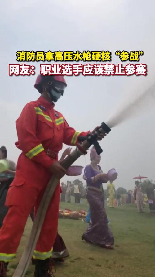 烈日骄阳他们紧握高压水枪 家电资讯