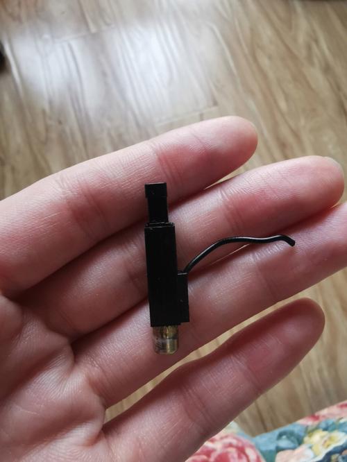 爆笑故事小时候太皮了，拿着打火机里面的点火器电自己的亲爹