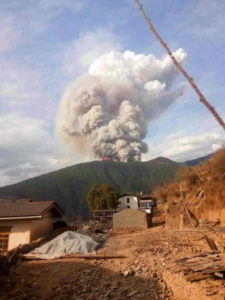 四川一大楼火光直冲楼顶，初查系因电路故障此前曾发生大火