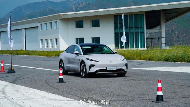 飞凡汽车小米雷军、极氪欢迎智能电轿7系新队友