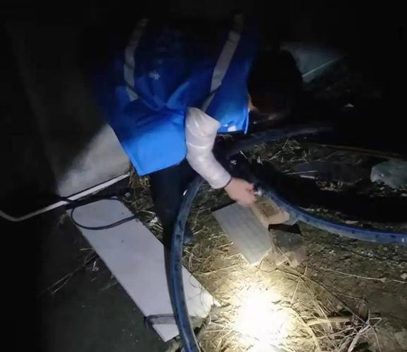 巷道内水管爆裂影响周边居民用水网格员奔忙一天故障排除供水恢复