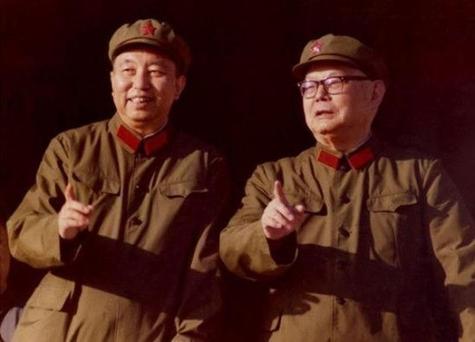 王洪文被捕后，警卫员揭露他一堆罪行照顾毛主席期间，枪不离手