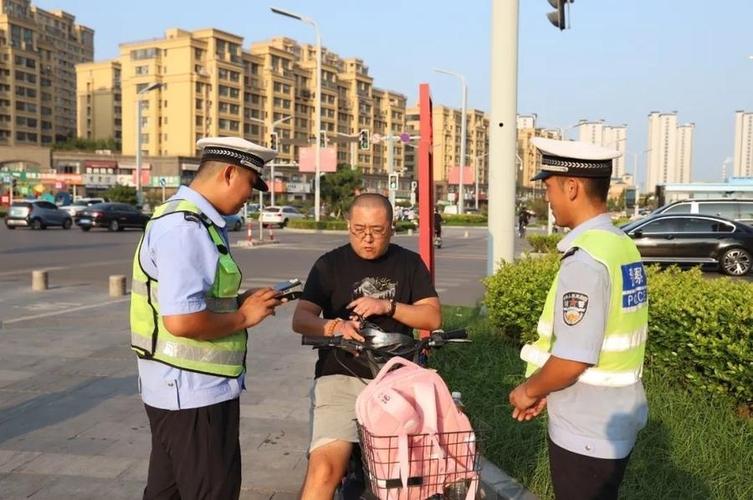 鲁西新区居民:摩托车、电动车骑乘人员佩戴安全头盔整治启动