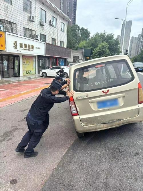 货运面包车马路遇故障公交人变身“推车侠”帮助脱离困境 家电资讯