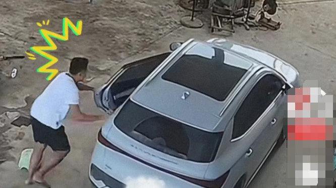 男子坡道停车，下车后车子自己跑了，难道自动驻车失灵了。