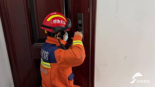 临沂电子门锁故障无法打开消防利用无齿锯进行破门