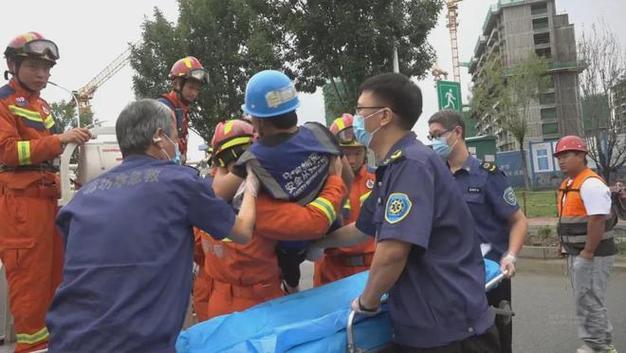 电动吊篮突发故障两名工人被困，武汉消防搭云梯空中救援