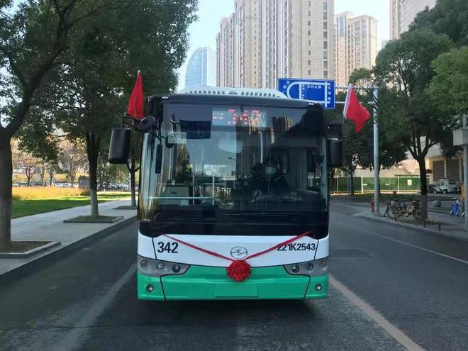 武汉街头上线“汉产”纯电动公交车配车门安全防护、ABS刹车防抱死、360°全景监控、高压舱自动灭火等高科技