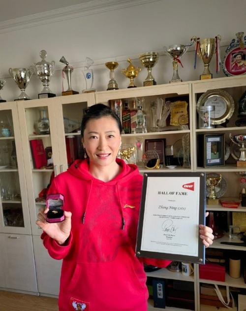 46岁奥运冠军张宁晒近照女儿长成大姑娘，陈列柜里奖杯太吸睛