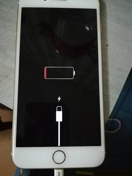 iphone已经充了好几个小时的电，但就是开不了机