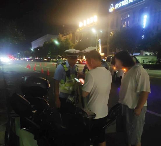 郑州一汽车刚消完故障码上路就自燃，交警回应暂不能确定该车系泡水车