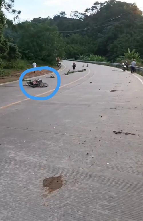 眉山一摩托车与小车相撞，摩托车2人被撞飞后离奇消失....