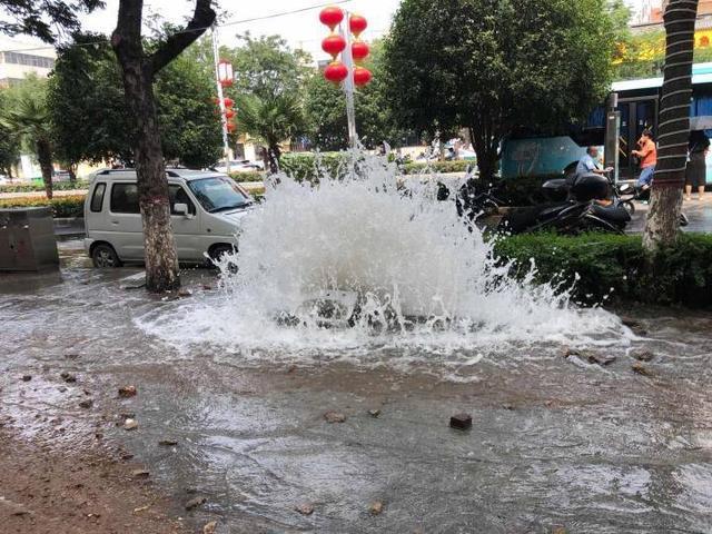 小区水管出现爆裂点，多方协力抢修送水解民忧