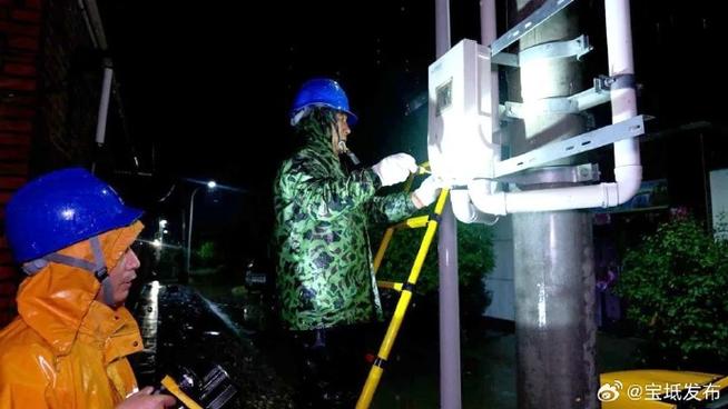 国网攸县供电公司端午节凌晨暴雨抢修保供电