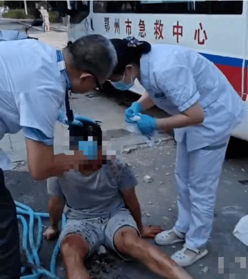 26层外墙脱落砸中高校老师，脱落原因不明，伤者昏迷9天未脱离生命危险