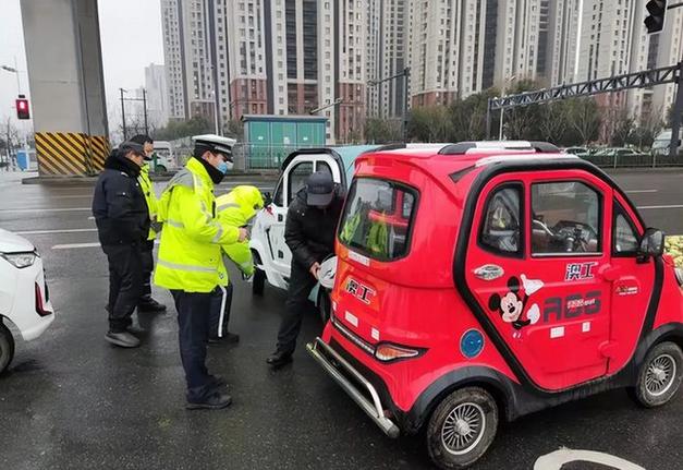 四轮代步车已上牌,为什么上路还会被罚。交警主要犯了这4个错 家电资讯