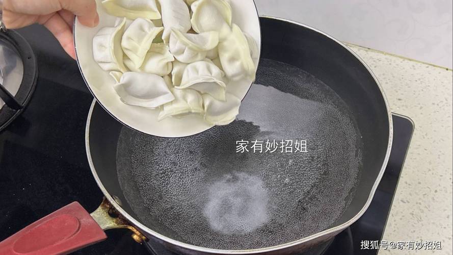 煮饺子，不要水开才煮，记住“1油2盐3点水”，饺子不粘不破皮
