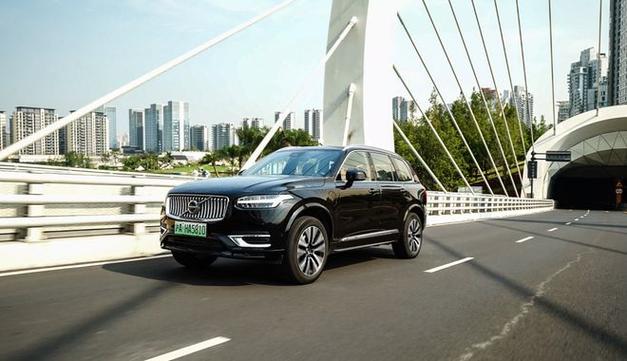 2.0T+8AT+四驱，动力赛V8，气场不输X5续航破千优惠18万。