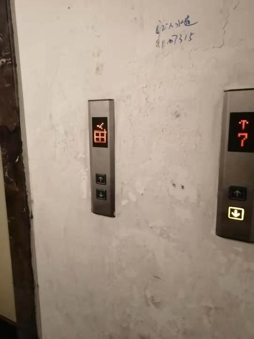 新楼层电梯频频故障，住户困扰不已，修数次仍未解决问题