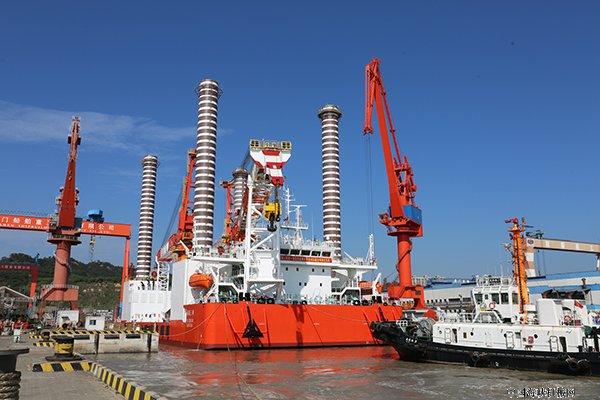 国内首座油电混合动力海上风电安装平台出坞
