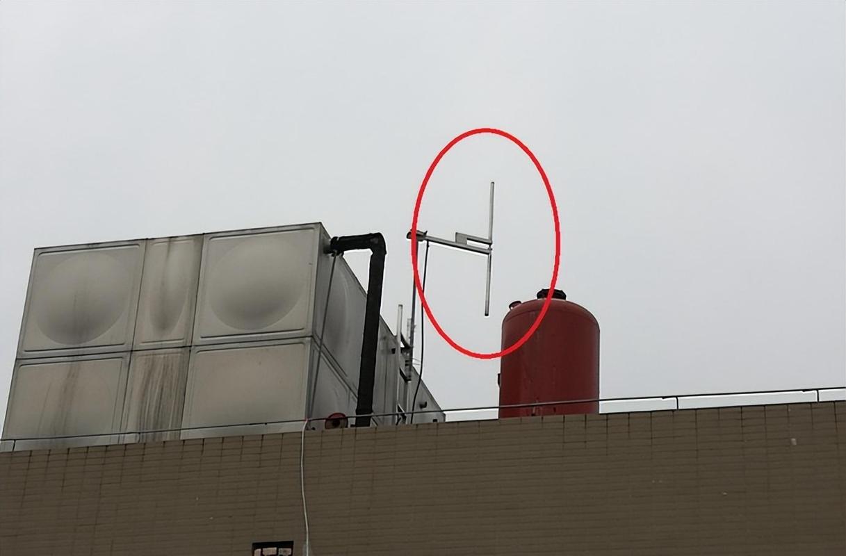 无线电爱好者楼顶架天线，邻居贴“大字报”反对，还闹上法院