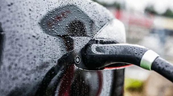 纯电动汽车下雨天可以户外充电吗。很多车主担心漏电