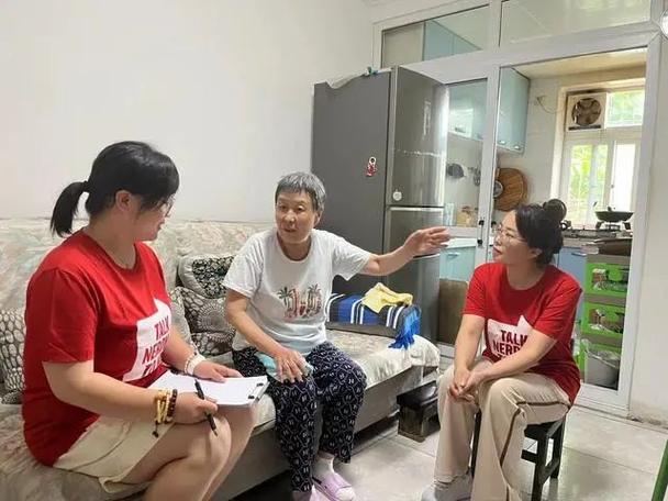 高龄独居老人在家摔倒怎么办。社区实践“物业+养老”服务模式