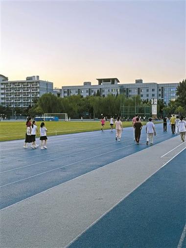大学校门开一半市民健身难近享