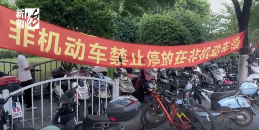 什么情况。7000多辆车挤在上海这个地铁口