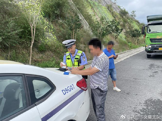 嫌天气太热，司机赤脚开车上高速被查