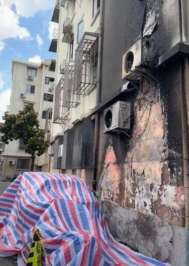 事发上海徐汇一小区车辆起火燃烧，多台空调外机被烧毁