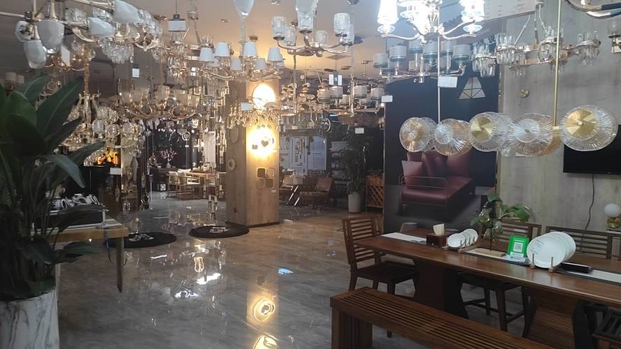 光影交织，点亮空间之美_店内装修灯具的巧妙运用