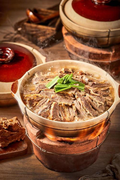 匠心独具，牛腩煲店：一场视觉与味蕾的盛宴