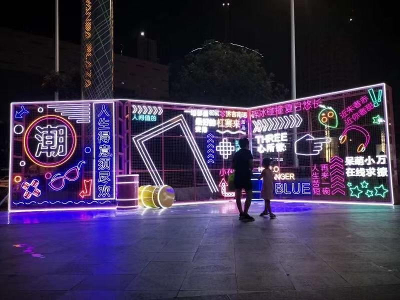匠心独运，光影交织_店内装修灯板的艺术魅力
