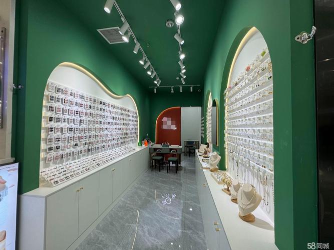 匠心独运，头饰点亮店内装修之美