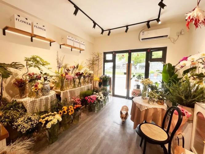 匠心独运，梯形空间中的鲜花店装修美学