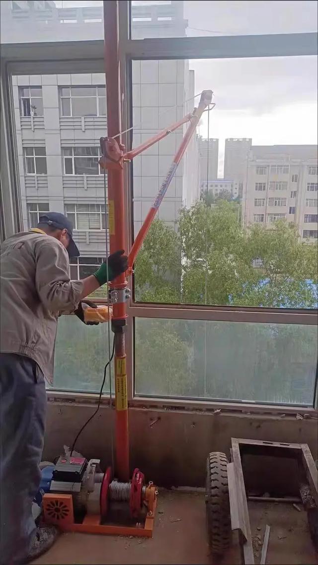 南京室内装修吊机的革新与安全应用