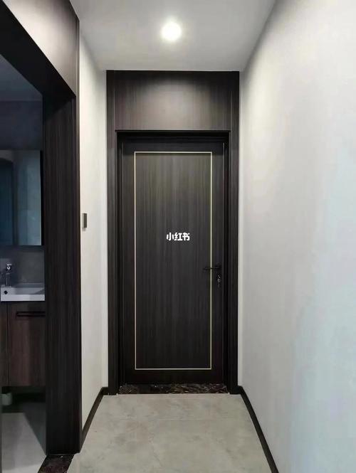 古典黑门：室内装修中的经典与时尚碰撞