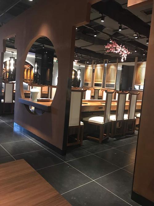 品味传统与现代的交融_呷哺呷哺店内装修赏析
