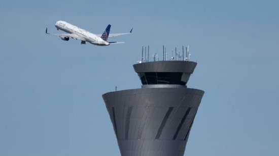 美联航一架客机起飞后发现引擎盖内部件脱落「美国飞机引擎脱落」 生活资讯