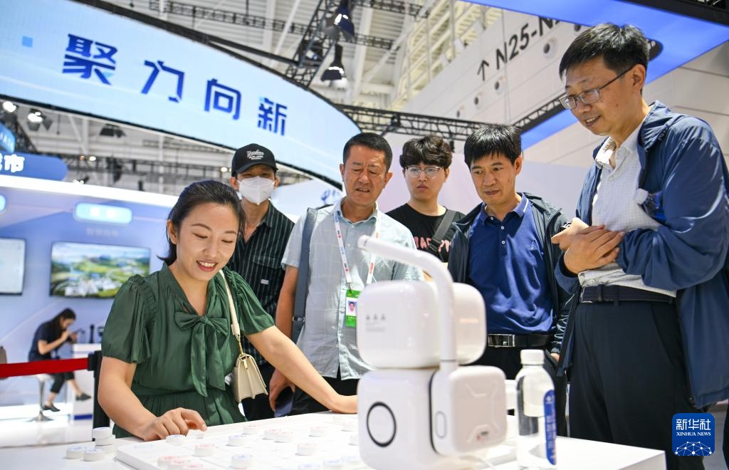 看“智”造——机器人带来新体验 看“智”造——机器人带来新体验「ll智造」 汽车服务