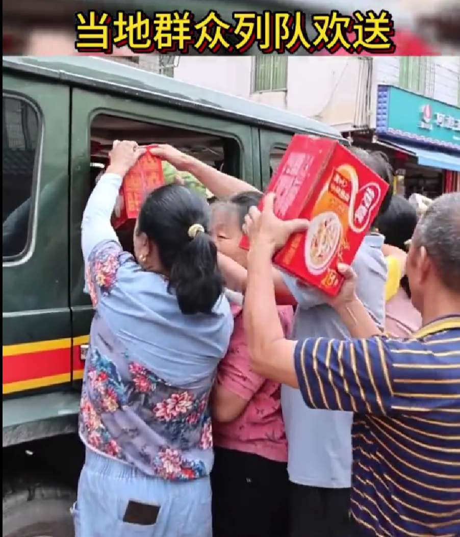  抗洪消防员撤走前被老乡疯狂投喂，网友：好家伙不把车塞满了，不让走的架势呀 天气预报