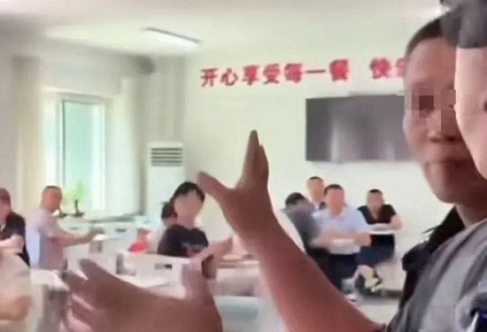 市监局上班时间“连打5个电话没人接”“岗位没人食堂人不少”，当地通报：已进入问责程序 市监局上班时间“连打5个电话没人接”“岗位没人食堂人不少”，当地通报：已进入问责程序 生活资讯
